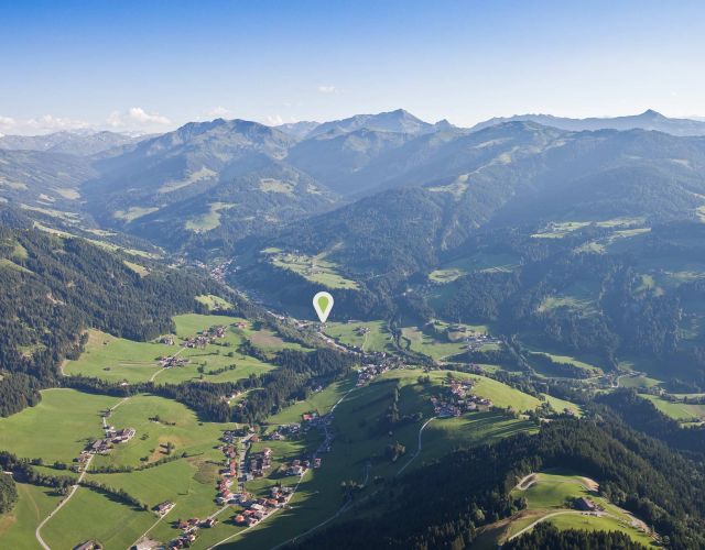 Luftaufnahme der Wildschönau mit Standort-Markierung