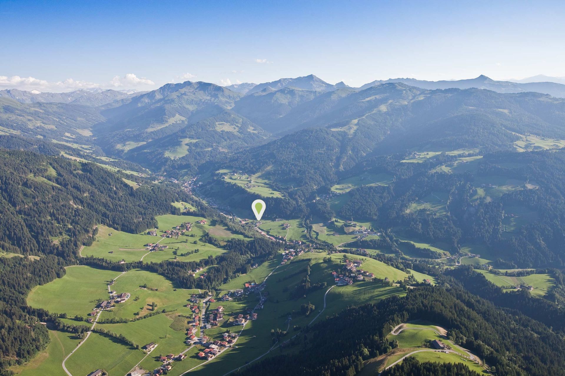 Luftaufnahme der Wildschönau mit Standort-Markierung