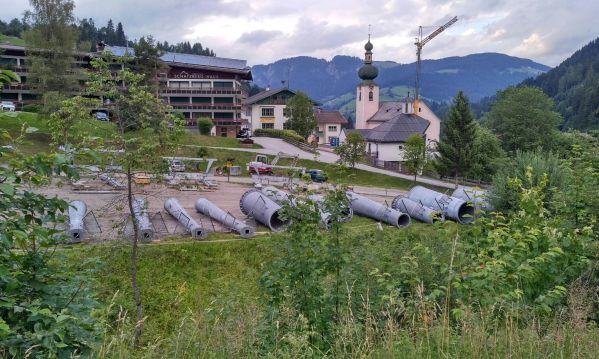 Neue Bauteile liegen im Tal bereit