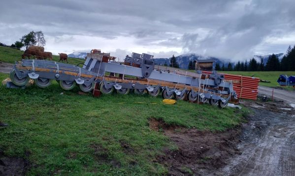 Neue Stützelemente warten auf ihre Montage