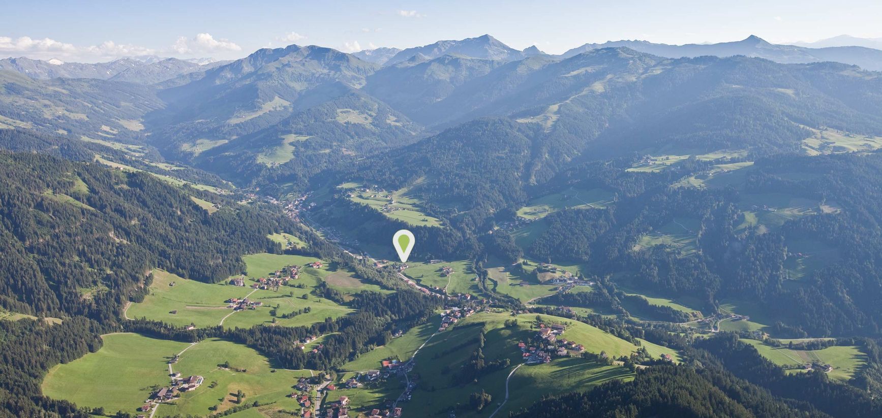 Unser Hotel in der Wildschönau, Tirol Luftaufnahme der Wildschönau mit Standort-Markierung