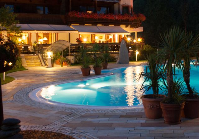 Nachtaufnahme des Hotel-Schwimmbades
