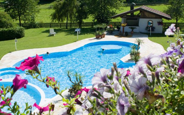 Hotelschwimmbad von oben