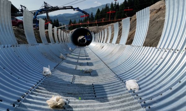 Auto-Tunnelröhre an der Mittelstation im Schatzberg, Skigebiet Ski Juwel